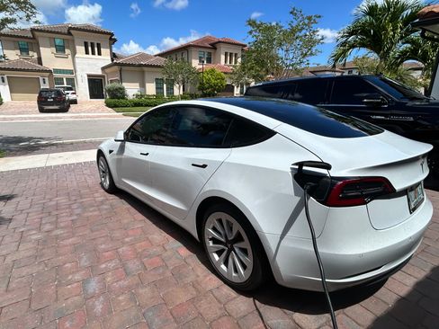 Used 2022 Tesla Model 3 Long Range AWD/4WD image 4