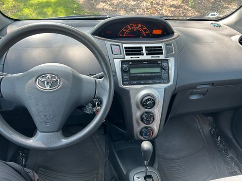 Used 2010 Toyota Yaris 4-Door Hatchback FWD image 5