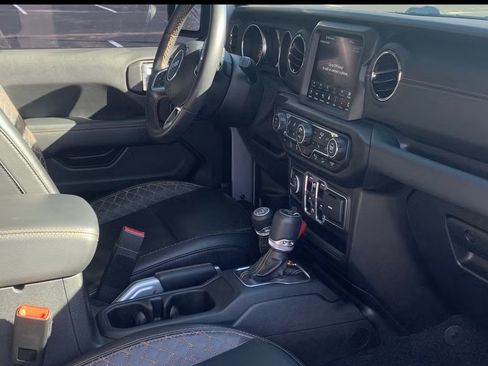 Used 2020 Jeep Wrangler Unlimited Sahara image 10