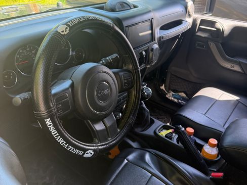Used 2012 Jeep Wrangler Unlimited Sport AWD/4WD image 2