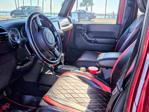 Used 2012 Jeep Wrangler Unlimited Sahara image 19