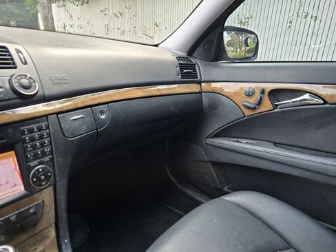 Used 2009 Mercedes-Benz E 350 Sedan image 29