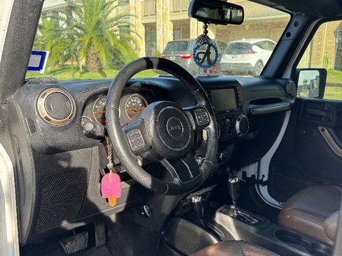 Used 2016 Jeep Wrangler Unlimited Sahara image 6