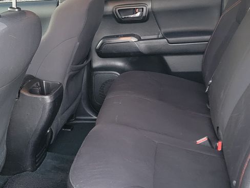 Used 2016 Toyota Tacoma TRD Sport image 12