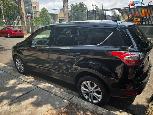 Used 2017 Ford Escape SE w/ SE Cold Weather Package AWD/4WD image 5