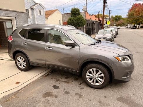 Used 2016 Nissan Rogue SV w/ SV Premium Package image 2