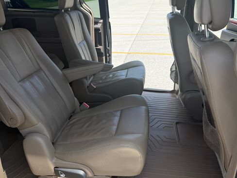 Used 2016 Chrysler Town & Country Touring w/ Driver Convenience Group FWD image 10