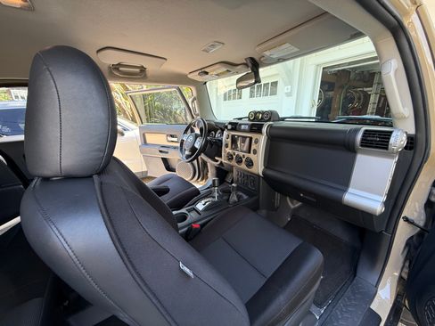 Used 2014 Toyota FJ Cruiser 4WD w/ Upgrade Package image 12