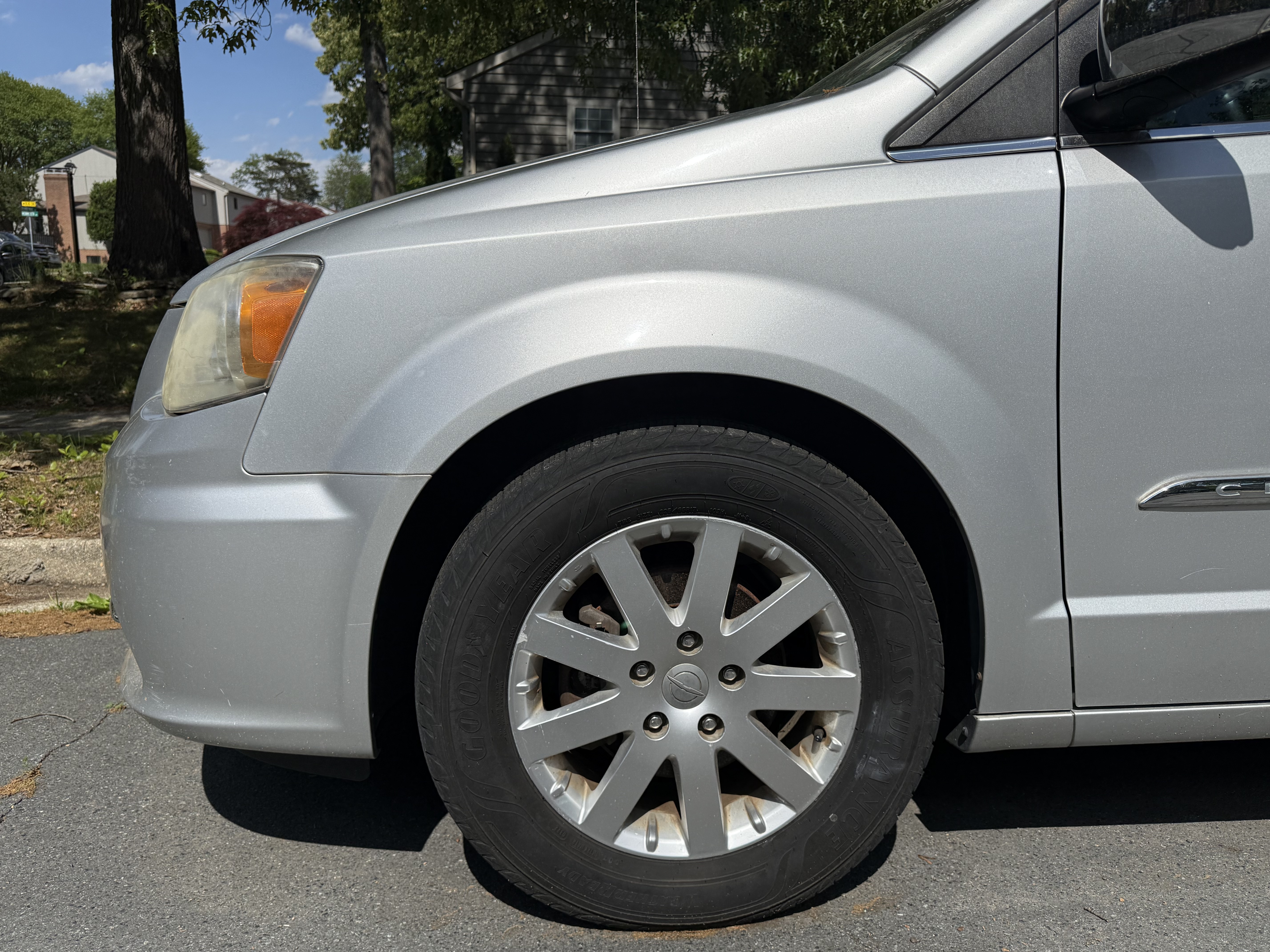 Used 2011 Chrysler Town & Country Touring-L w/ Entertainment Group #2 FWD image 6