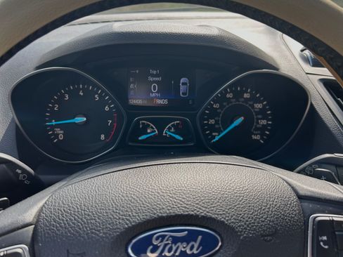 Used 2017 Ford Escape SE w/ SE Sport Appearance Package image 10