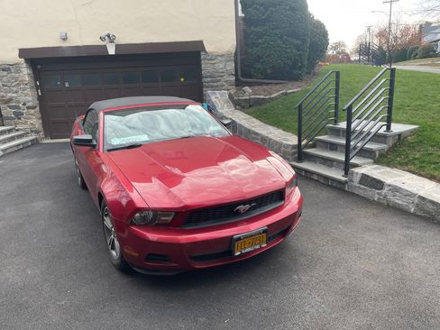 Used 2010 Ford Mustang Convertible image 2