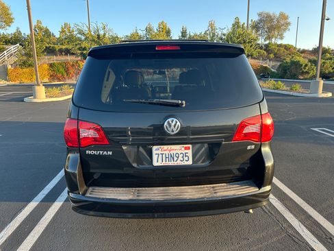 Used 2012 Volkswagen Routan SE image 5