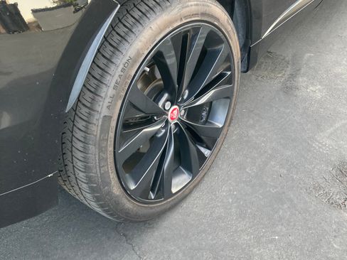 Used 2017 Jaguar F-PACE R-Sport image 11