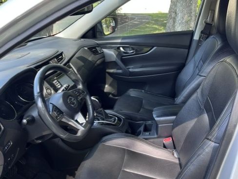 Used 2017 Nissan Rogue SL w/ SL Premium Package AWD/4WD image 6