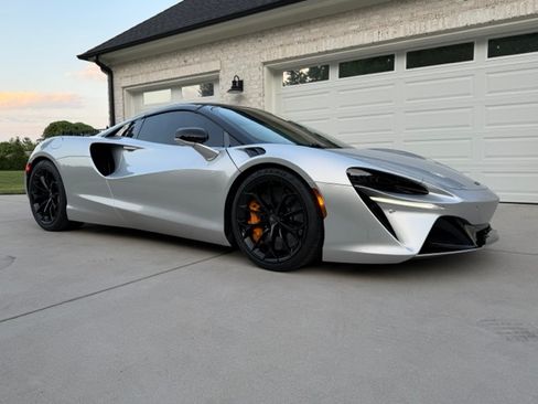 Used 2025 McLaren Artura Spider RWD image 1