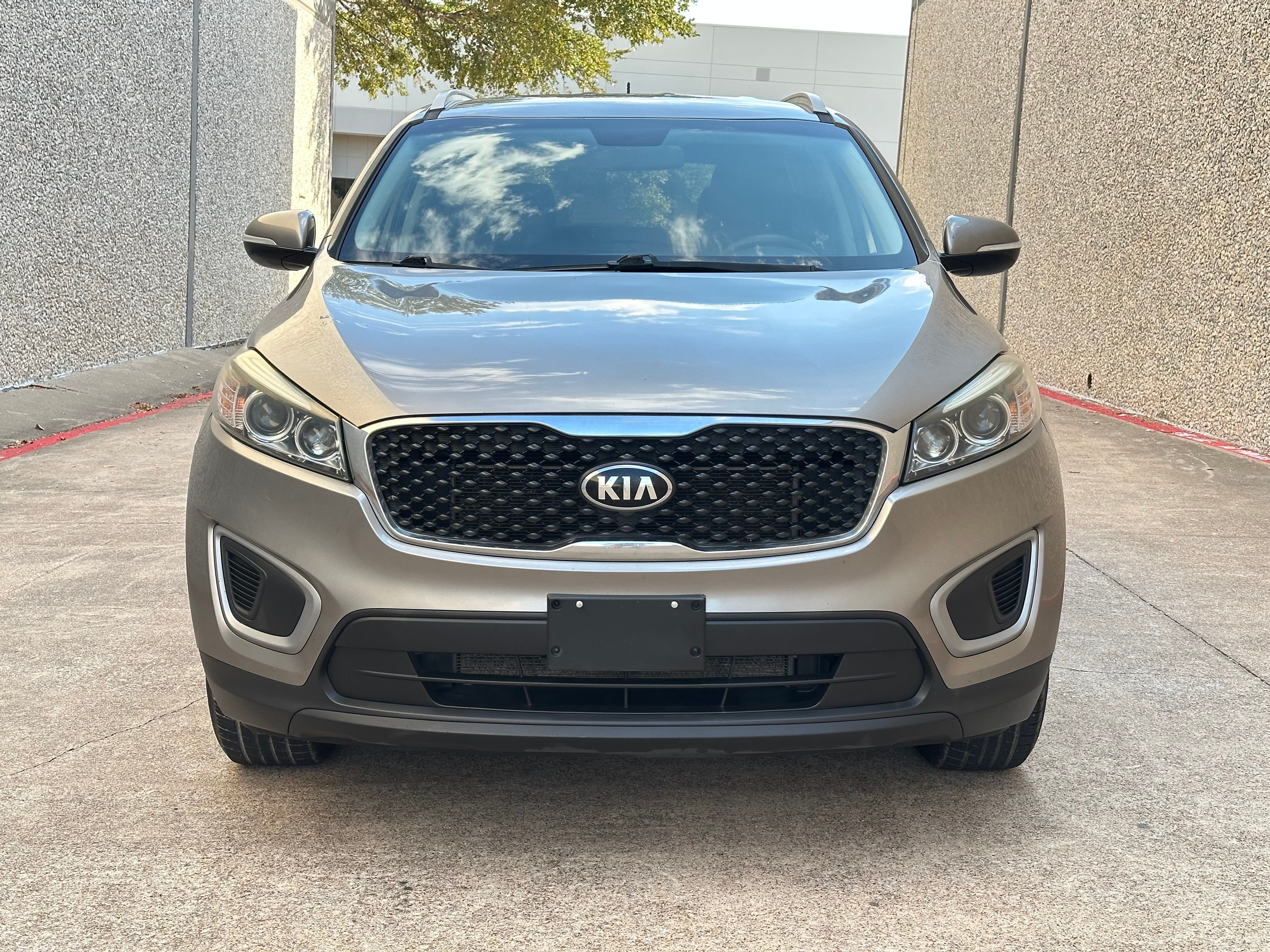 Used 2017 Kia Sorento FWD image 4