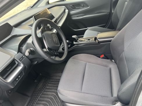 Used 2025 Toyota Prius XLE image 9