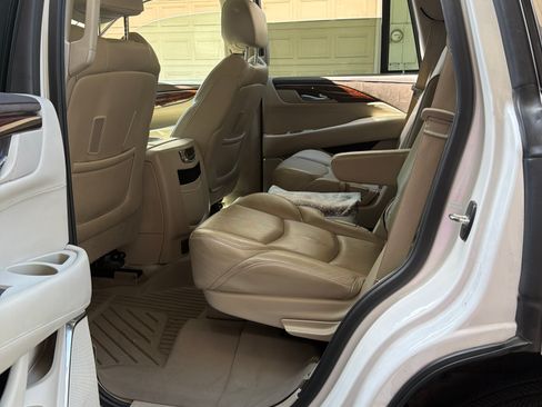Used 2016 Cadillac Escalade Luxury RWD image 6