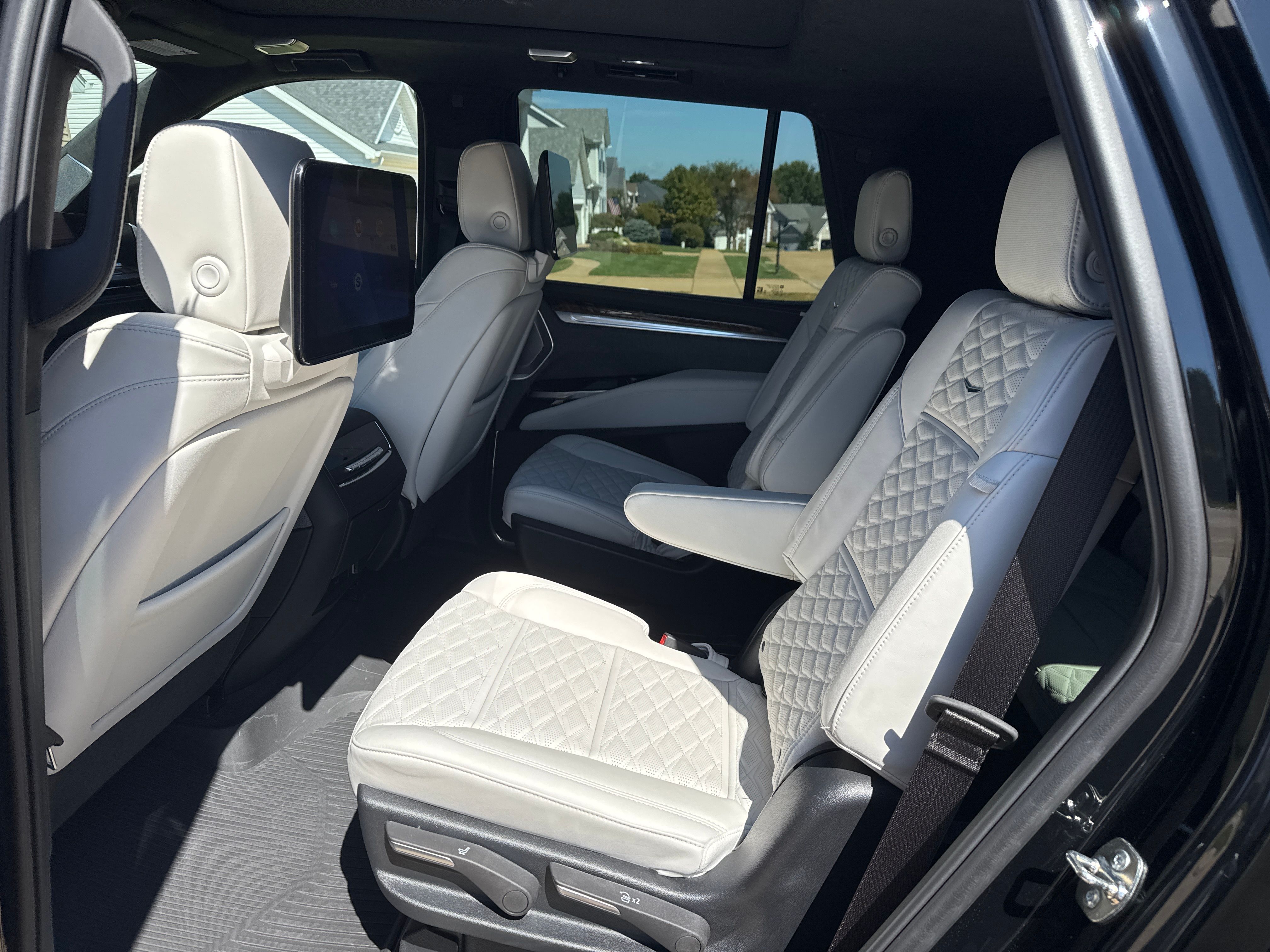 Used 2025 Cadillac Escalade Sport Platinum w/ LPO, Floor Liner Package AWD/4WD image 15