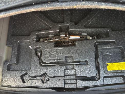 Used 2015 Toyota Camry LE image 6