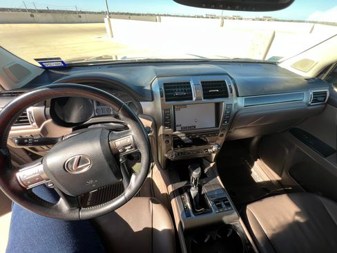 Used 2017 Lexus GX 460 image 10