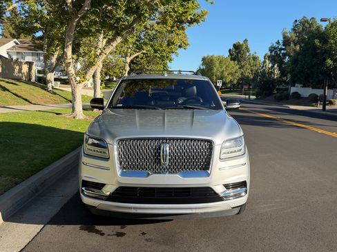 Used 2018 Lincoln Navigator Select w/ Technology Package AWD/4WD image 4
