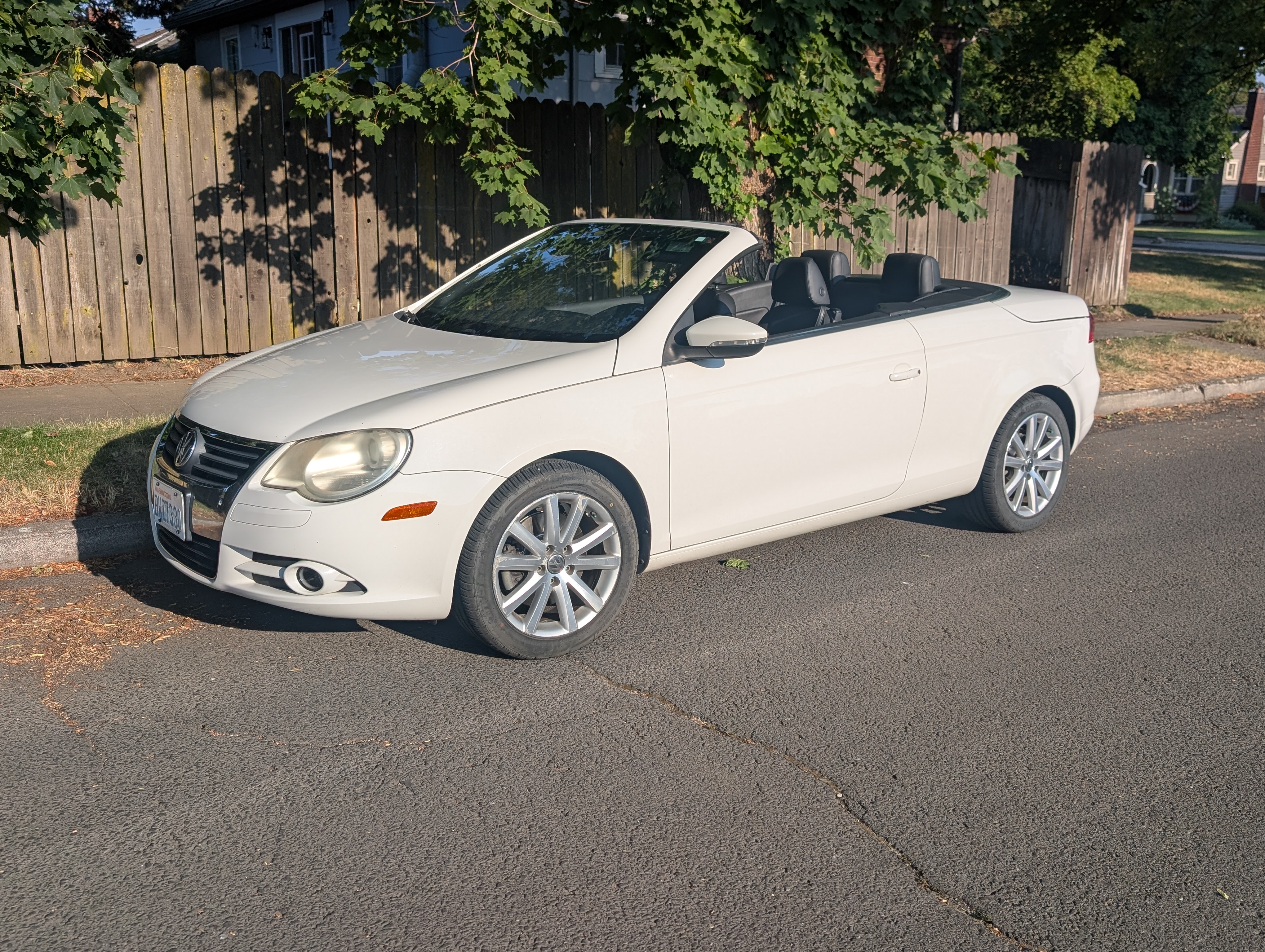 Used 2011 Volkswagen Eos Komfort FWD image 1