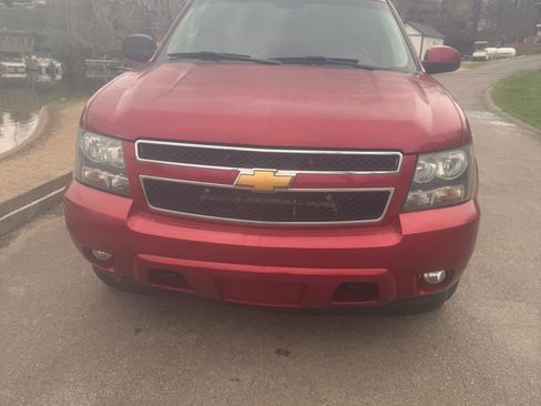 Used 2014 Chevrolet Suburban LT image 2