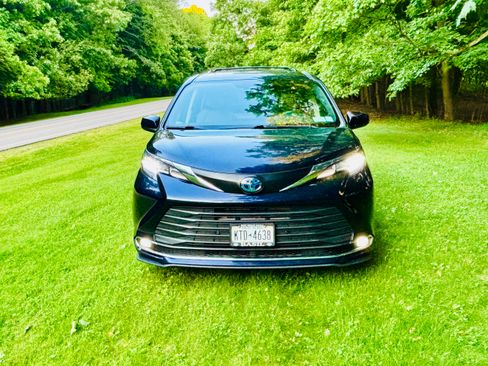 Used 2023 Toyota Sienna XLE AWD/4WD image 6