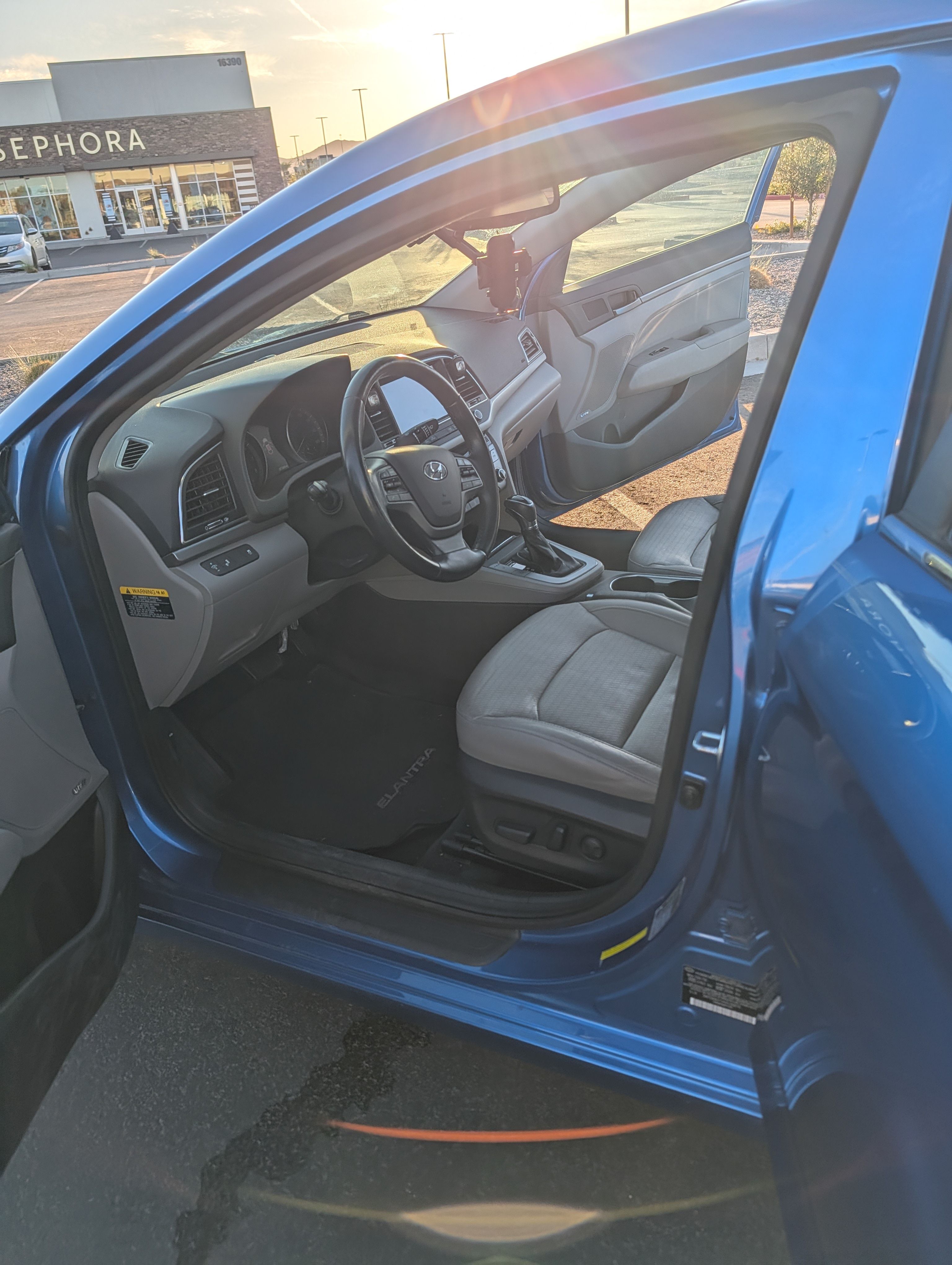 Used 2017 Hyundai Elantra Limited w/ Limited Tech Package 04 FWD image 5