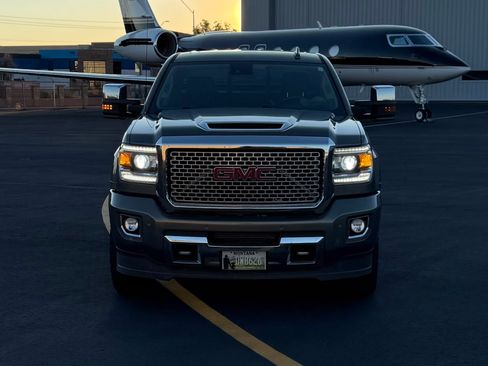 Used 2017 GMC Sierra 2500 Denali w/ Duramax Plus Package image 4