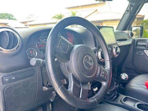 Used 2017 Jeep Wrangler Unlimited Rubicon AWD/4WD image 8