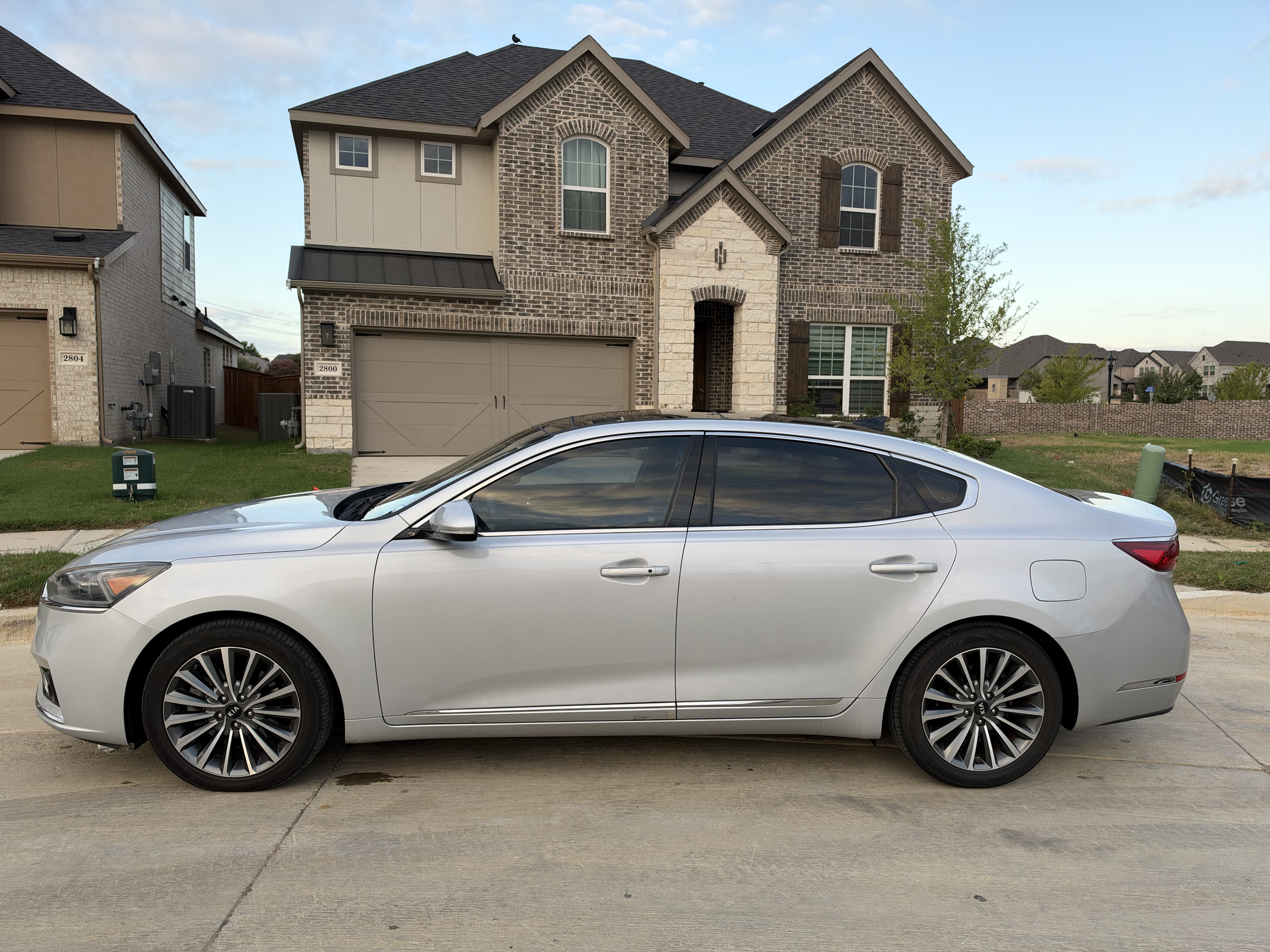 Used 2017 Kia Cadenza Premium w/ Luxury Package FWD image 2