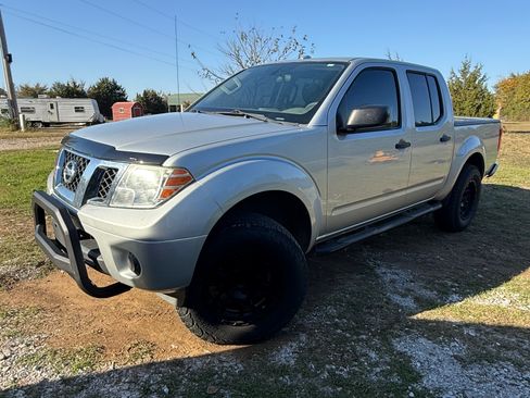 Used 2018 Nissan Frontier SV image 1