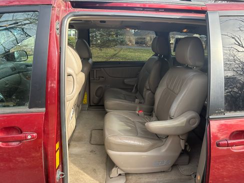 Used 2010 Toyota Sienna XLE Limited image 9