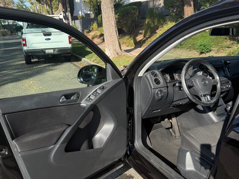 Used 2015 Volkswagen Tiguan S image 12