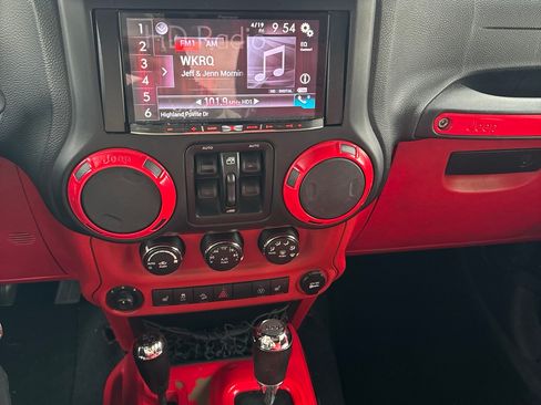 Used 2014 Jeep Wrangler Unlimited Sahara w/ Dual Top Group AWD/4WD image 8