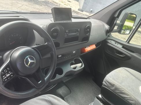 Used 2021 Mercedes-Benz Sprinter 4500 image 2