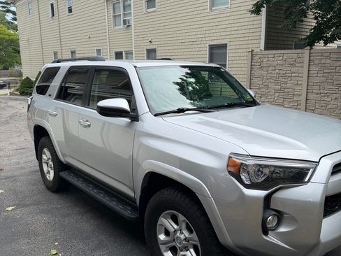 Used 2020 Toyota 4Runner SR5 AWD/4WD image 2