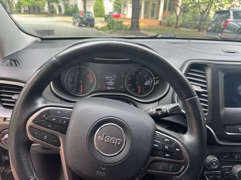 Used 2019 Jeep Cherokee Latitude Plus w/ Cold Weather Group FWD image 23