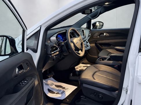 Used 2026 Chrysler Pacifica Select image 10