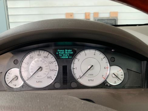 Used 2010 Chrysler 300 C w/ Luxury Group II image 2