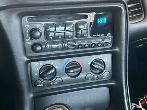 Used 1999 Chevrolet Corvette Coupe w/ Lighting Pkg RWD image 16