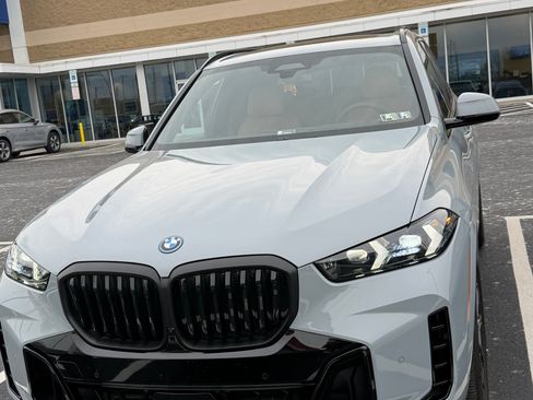 Used 2025 BMW X5 xDrive50e w/ M Sport Package image 2