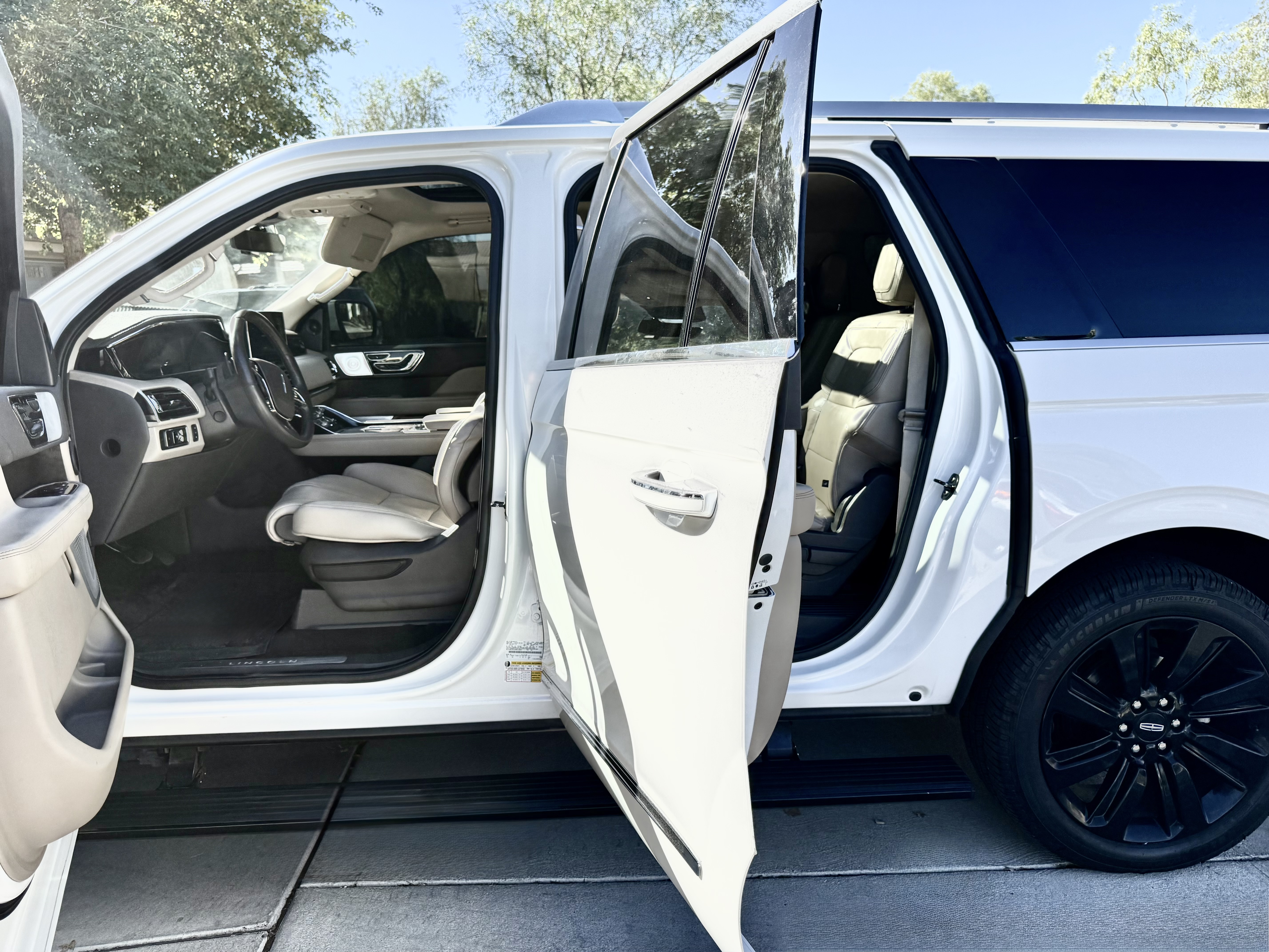 Used 2024 Lincoln Navigator L Reserve AWD/4WD image 9