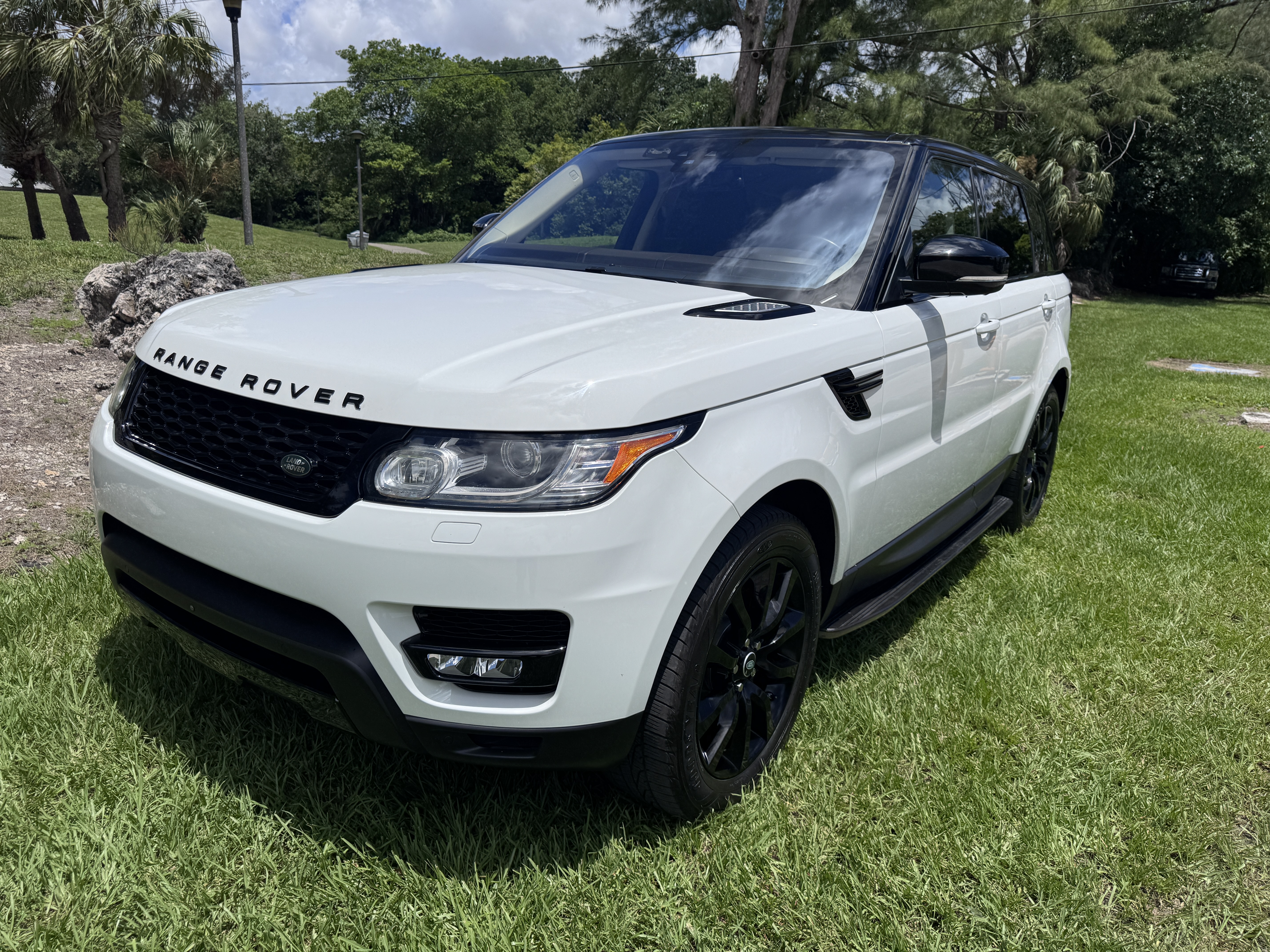 Used 2017 Land Rover Range Rover Sport HSE AWD/4WD image 2