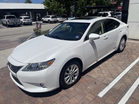 Used 2014 Lexus ES 300h w/ Luxury Package w/Bamboo Trim FWD image 4