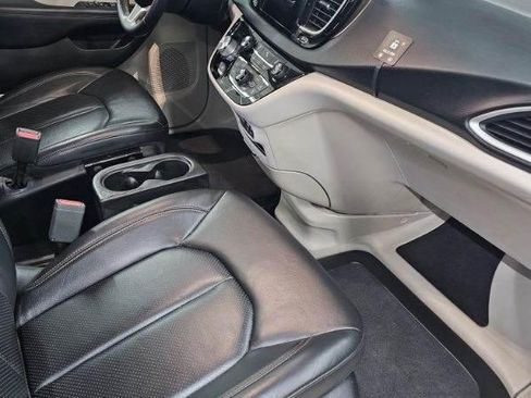 Used 2018 Chrysler Pacifica Touring-L image 12