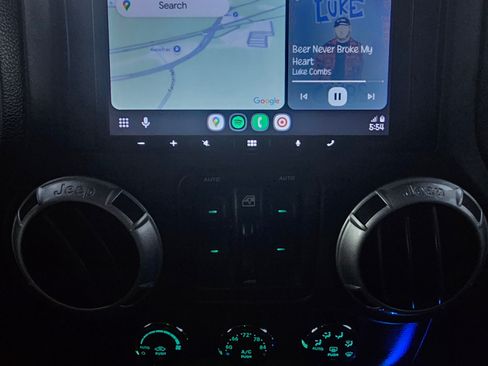 Used 2014 Jeep Wrangler Unlimited Rubicon image 18