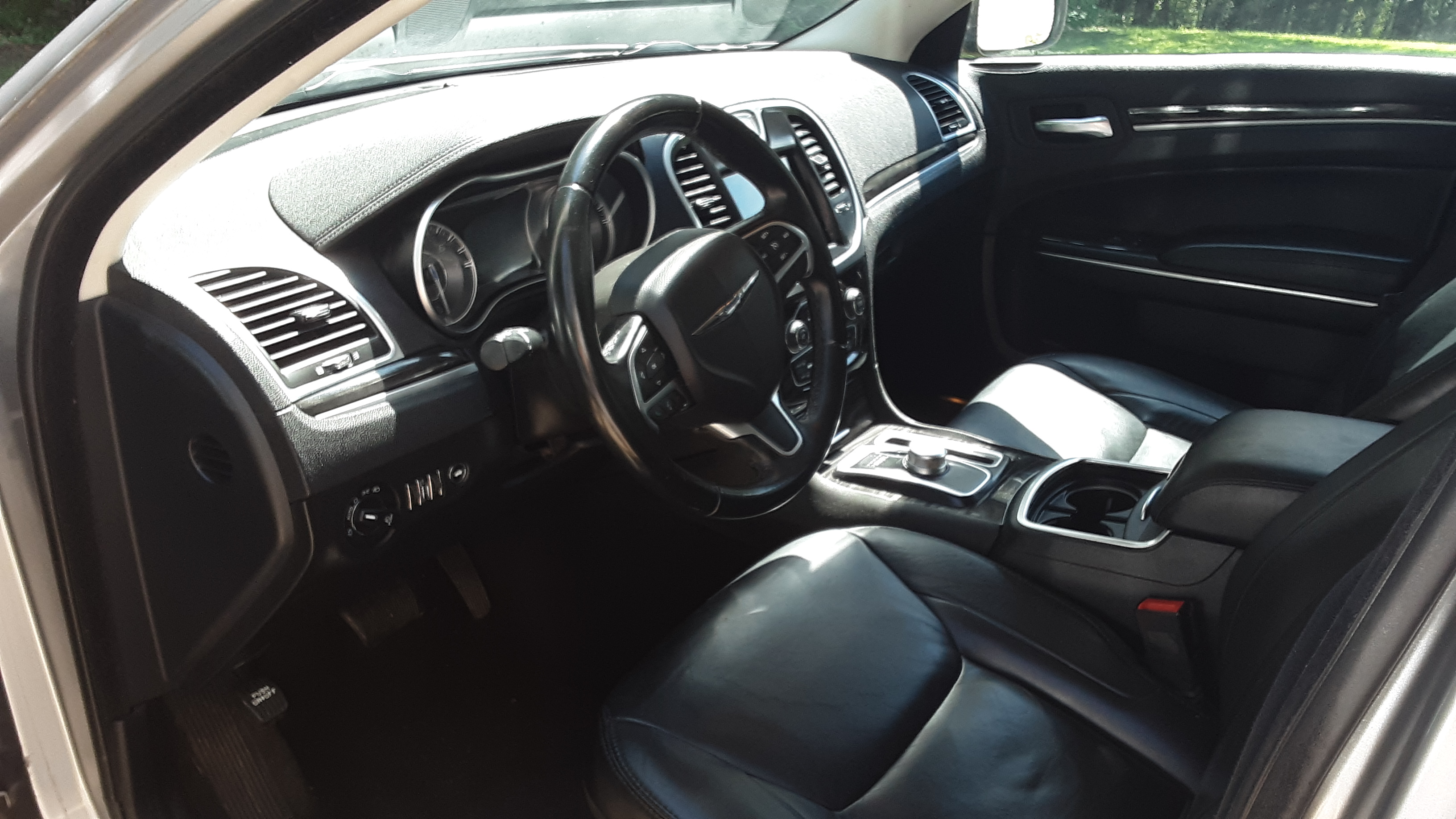 Used 2016 Chrysler 300 Limited w/ Driver Convenience Group RWD image 6